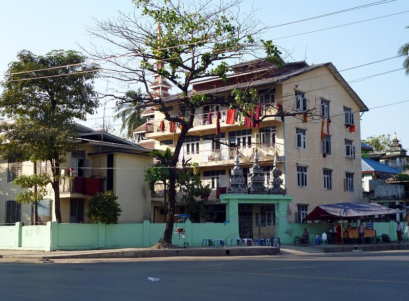 Burma III-012-Seib-2014.jpg - Monastery in the city (Photo by Roland Seib)